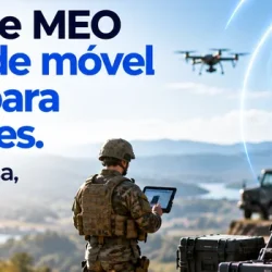 Militar com tablet junto a uma antena da rede móvel do Exército numa colina, com um drone a sobrevoar