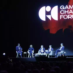 Painel de oradores no palco do Game Changers Forum 2026, na MEO Arena, com o logótipo do fórum no ecrã gigante