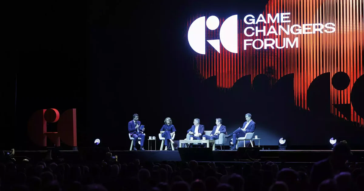 Painel de oradores no palco do Game Changers Forum 2026, na MEO Arena, com o logótipo do fórum no ecrã gigante