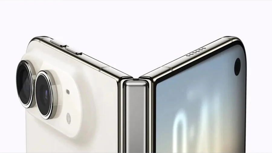 Pormenor da dobradiça e das duas câmaras traseiras do iPhone Duo dobrado em ângulo